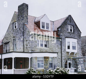 Dezember 2020, ein Steingebäude in Great Barrington, Berkshire County, Massachusetts, USA Stockfoto