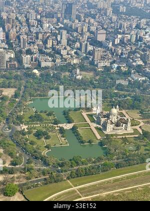 Luftbild des Victoria Memorial, einem sehr großen Marmorgebäude, das zwischen 1906 und 1921 in Kalkutta, Westbengalen, Indien gebaut wurde Stockfoto