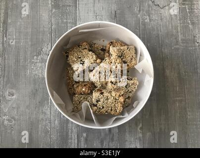 Nahaufnahme des hausgemachten Frühstücks Müsliriegel in einer Dose Stockfoto