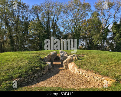 Eintritt zum Nympsfield Long Barrow, am Coaley Peak. In Der Nähe Von Stroud, Gloucestershire, England. Stockfoto