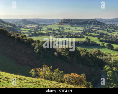 Blick vom Coaley Peak, in den Cotswolds, in der Nähe von Stroud, Gloucestershire, England. Blick über die englische Landschaft in Richtung des Flusses Severn und Wales in der Ferne. Stockfoto