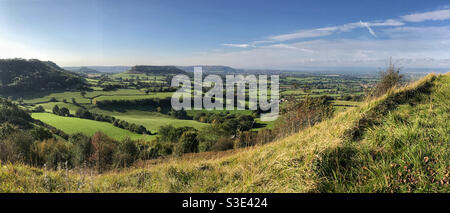 Panoramablick vom Coaley Peak in den Cotswolds, bei Stroud, Gloucestershire, England. Stockfoto