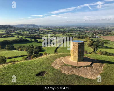 Blick vom Coaley Peak, inklusive Topograph, in den Cotswolds, bei Stroud, Gloucestershire, England. Stockfoto