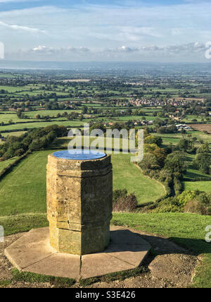 Blick vom Coaley Peak, inklusive Topograph, in den Cotswolds, bei Stroud, Gloucestershire, England. Stockfoto