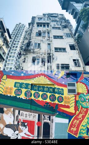 Chinesische Graffiti schmücken ein altes Gebäude in AP Lei Chau, Hongkong. Stockfoto