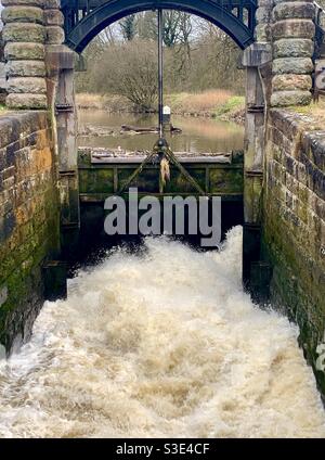 Wasser sprudelt durch die Kanalschleuse Stockfoto