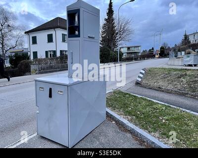 Verkehrsdurchsetzungskamera oder Verkehrssicherheitskamera oder Fotoradar in der Schweiz Straßen in Wohngebieten mit Geschwindigkeitsbegrenzung. Stockfoto