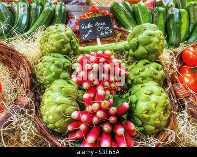 Radieschen und Globe Artischocken Stockfoto