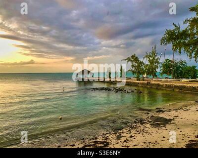 Sonnenuntergang an einem Pier am Strand in Mauritius. Stockfoto