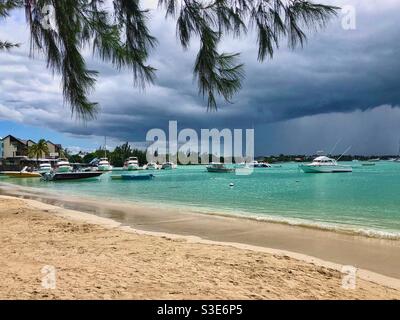 Seeboote in Grand Baie auf der Insel Mauritius im Norden. Stockfoto