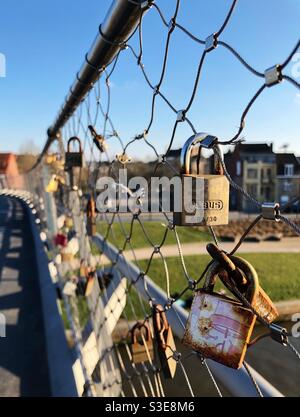 Liebe Schlösser auf einer Brücke Stockfoto