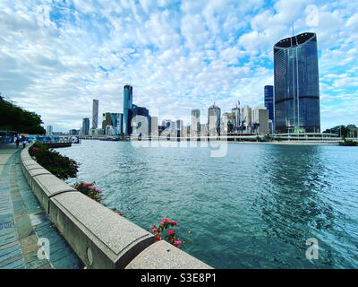 Brisbane CBD gegenüber dem Fluss von South Bank, Queensland, Australien Stockfoto