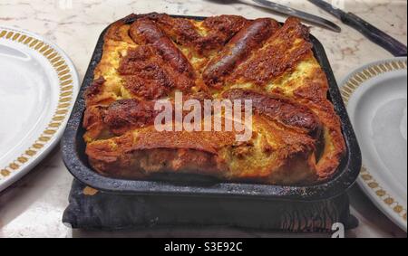 Traditionelle Kröte im Loch mit Würstchen und Yorkshire Pudding Stockfoto