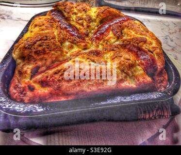 Traditionelle Kröte im Loch mit Würstchen und Yorkshire Pudding Stockfoto