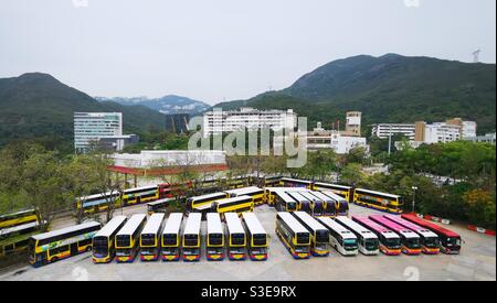 Öffentliche Doppeldeckerbusse auf einem Parkplatz in Hongkong. Stockfoto