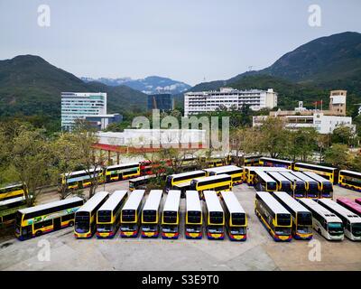 Öffentliche Doppeldeckerbusse auf einem Parkplatz in Hongkong. Stockfoto