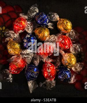 Mischung aus Lindt Lindor Schokolade - dunkle, weiße und Milchschokoladenkugeln. Stockfoto