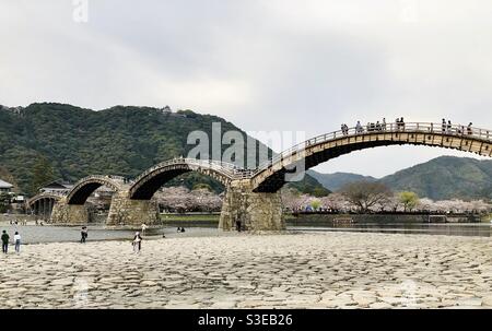 Kintaikyo-Brücke, traditionelle Holzbogenbrücke in Iwakuni, Präfektur Yamaguchi, Japan Stockfoto