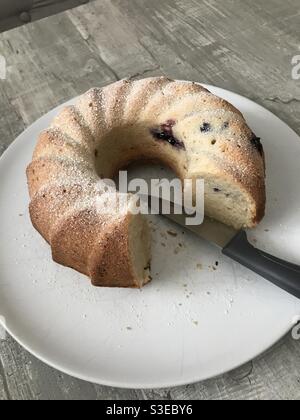 Ein frisch gebackener Joghurt-Bundt-Kuchen, gefüllt mit Marmelade Stockfoto