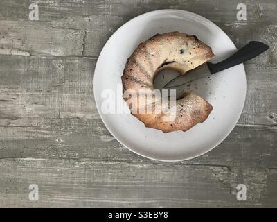 Ein frisch gebackener Joghurt-Bundt-Kuchen, gefüllt mit Marmelade Stockfoto