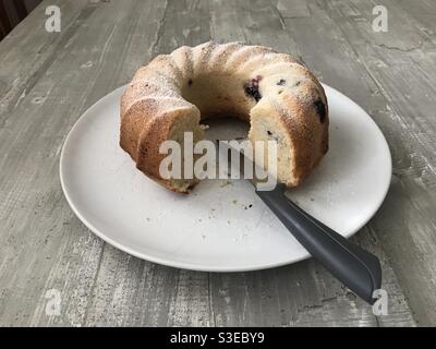 Ein frisch gebackener Joghurt-Bundt-Kuchen, gefüllt mit Marmelade Stockfoto