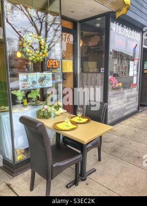 Sitzplätze im Freien während des COVID-19. Stockfoto