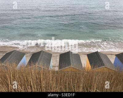 Strandhütten am Strand von Castle Beach, Falmouth, Großbritannien Stockfoto