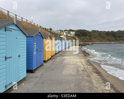 Strandhütten am Strand von Castle Beach, Falmouth, Großbritannien Stockfoto