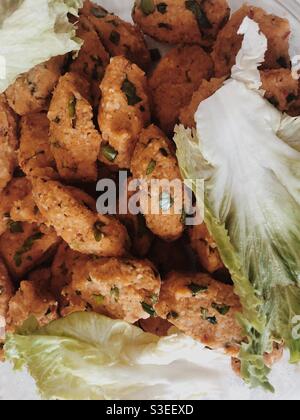 Türkisches Rezept Rote Linsen-Kugeln mit Salat serviert Stockfoto