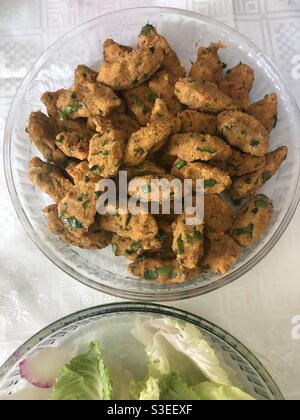 Türkische Rezeptur mit Linsenbällchen, serviert mit frischem Salat Stockfoto