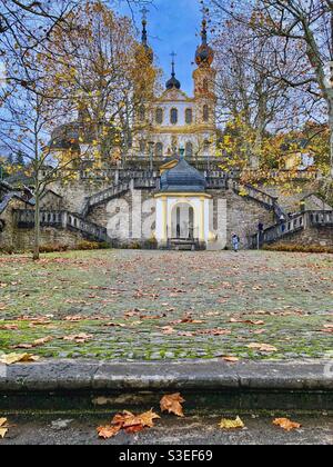 Käppele Kirche mit herbstlichen farbigen Blättern auf dem Hügel oberhalb von Würzburg. Stockfoto