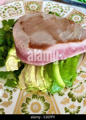 Nahaufnahme von Ahi Tuna auf Avocado und Salon Stockfoto