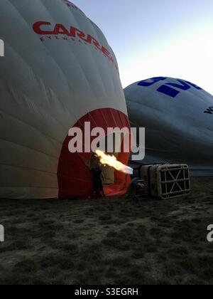 Füllen eines Heißluftballons Stockfoto