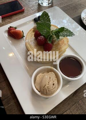Pfannkuchen mit Erdbeeren und Eis. Stockfoto