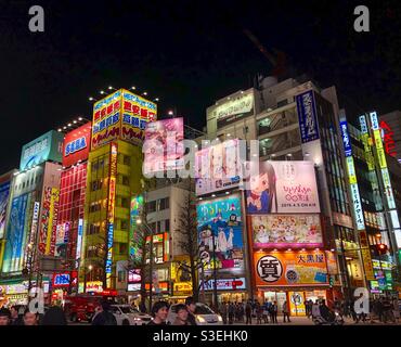 Menschen, die nachts im ikonischen Akihabara-Viertel in Tokio, Japan, ausgehen. Stockfoto