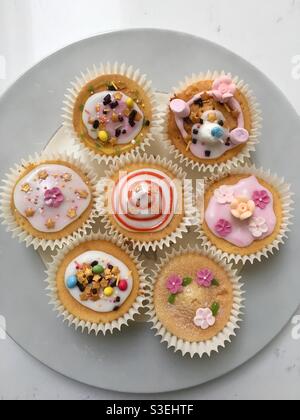 Teller mit lustigen dekorierten Cupcakes für Kinder Stockfoto