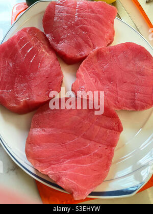 Nahaufnahme von vier Ahi Thunfisch-Steaks in Sushi-Qualität Stockfoto