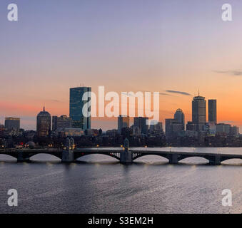 Blick auf Boston bei Sonnenuntergang über dem Charles River in Cambridge, Massachusetts, USA Stockfoto