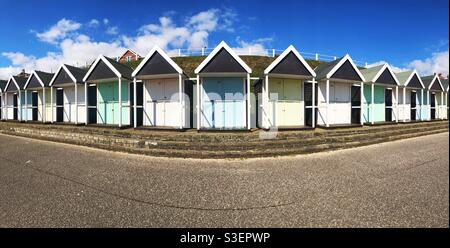 Panorama einer langen Reihe von bunten Strandhütten Ein britischer Badeort im Sommer Stockfoto