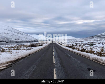 Leere Straße in den schottischen Highlands mit Blick auf Ben Wyvis Stockfoto