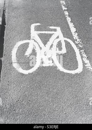 Bristol, Großbritannien - 2021. April: Fahrradfahrbahn-Symbol in weißer Farbe auf einer asphaltierten Straßenoberfläche in Bristol, England, Großbritannien Stockfoto
