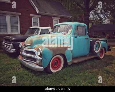 Zwei Vintage-Pickups parkten nebeneinander Stockfoto
