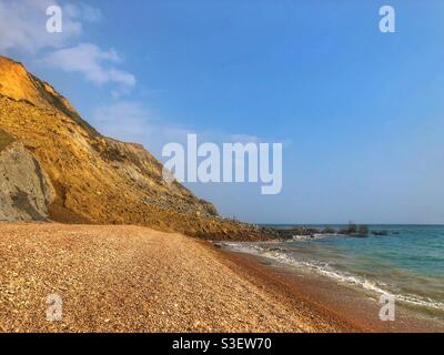 Seatown Strand mit Klippe im Hintergrund, die April einstürzte 2021 Stockfoto