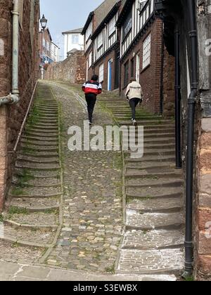 Der weltberühmte „Stepcote Hill“, Exeter, Devon, Großbritannien, ist berühmt für seinen steilen Kopfsteinpflasterstieg in die Stadt Exeter. Stockfoto