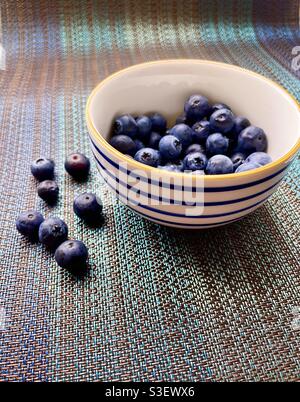 Schüssel mit Heidelbeeren Stockfoto
