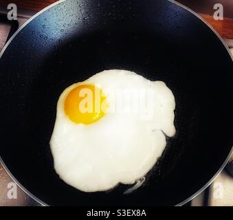 Nahaufnahme eines Spiegelei in einem Bratpfanne Stockfoto