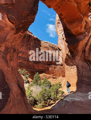 Im Pine Tree Arch im Arches National Park, utah Stockfoto