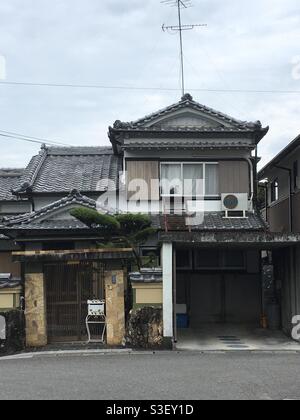 Katze sitzt im Fenster des traditionellen japanischen Hauses Stockfoto