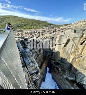 Aussichtsplattform an der Gap-Klippe aus Granitfelsen im Torndirrup National Park entlang der Küste des Südlichen Ozeans, Great Southern Region in der Nähe von Albany Western Australia Stockfoto