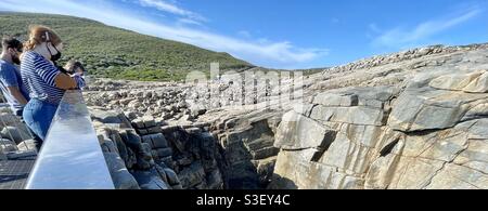 Aussichtsplattform an der Gap-Klippe aus Granitfelsen im Torndirrup National Park entlang der Küste des Südlichen Ozeans, Great Southern Region in der Nähe von Albany Western Australia Stockfoto